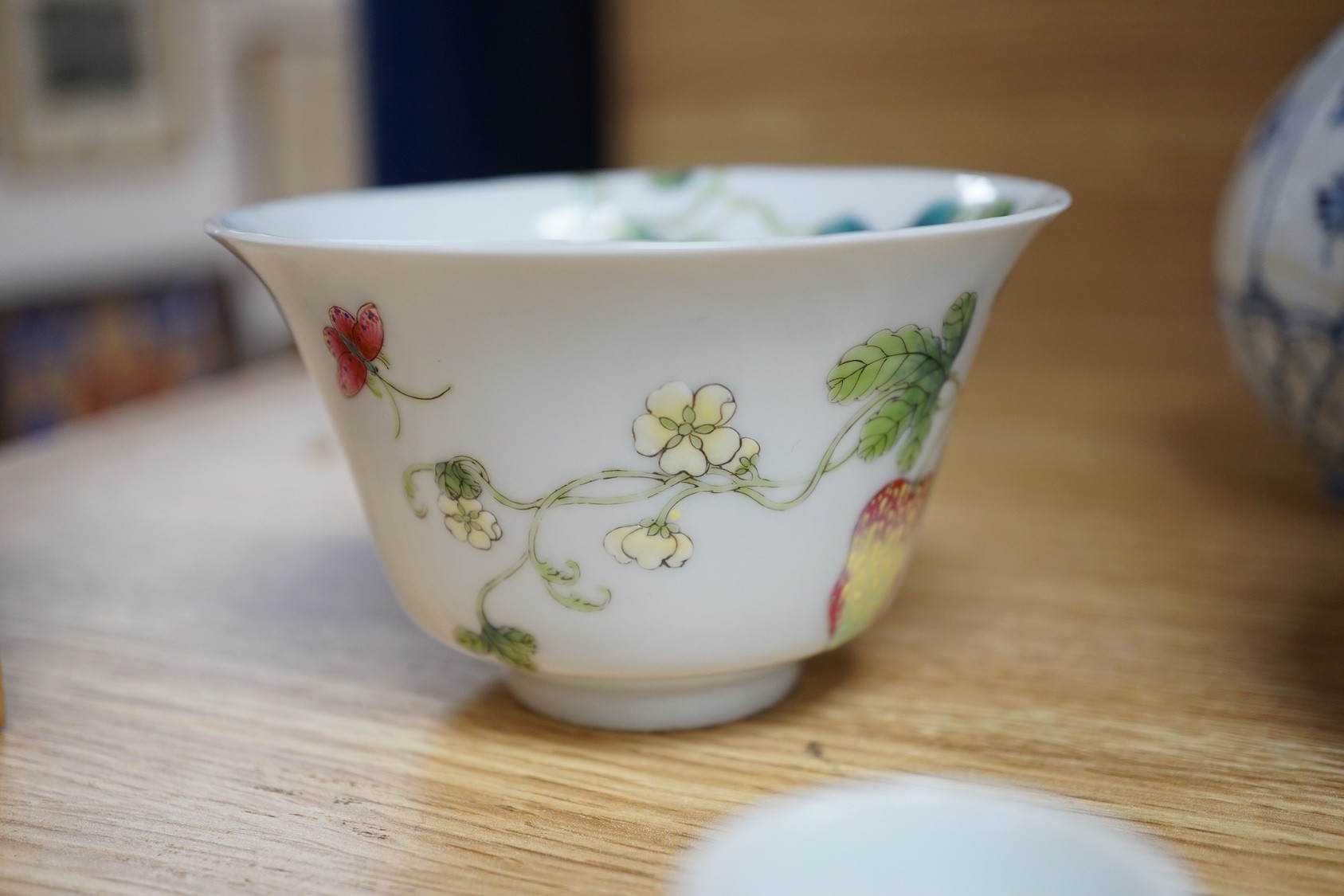 A Chinese famille rose bowl and cover. 9cm tall overall